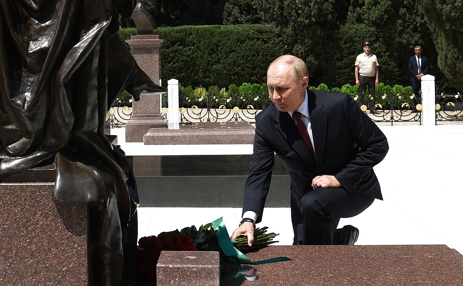 Azerbaijan: Russian President Vladimir Putin lays wreath at the tomb of Azerbaijani national leader Heydar Aliyev at the Alley of Honor in Baku #Gallery – Social News XYZ