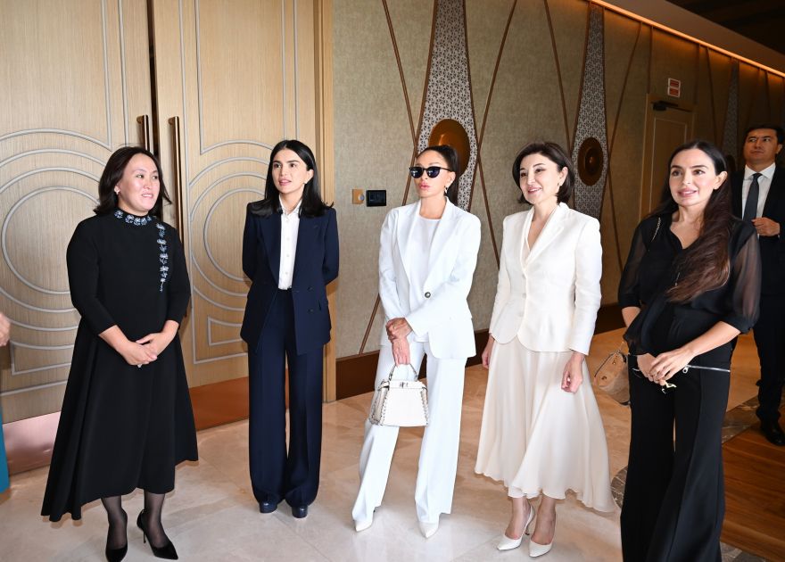 First ladies of Azerbaijan and Uzbekistan, along with their daughters, visit exhibition in Tashkent and view collection of Uzbek national costumes [PHOTOS] – AzerNews.Az